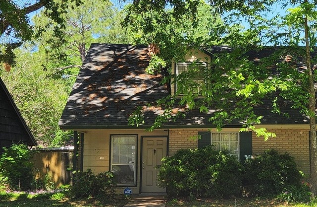 Charming 2-bedroom home with fenced yard sleeps 6 in Baton Rouge near Tigerland