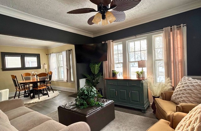 Charming 2-bedroom house located near Downtown with AC, WiFi