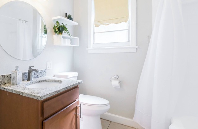 Charming 2-bedroom house in fantastic Jacksonville with WiFi, AC