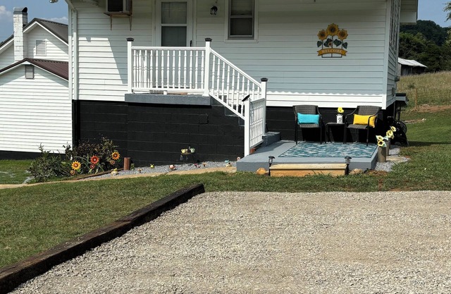 Charming 2-bedroom house with WiFi, AC in excellent Jonesborough