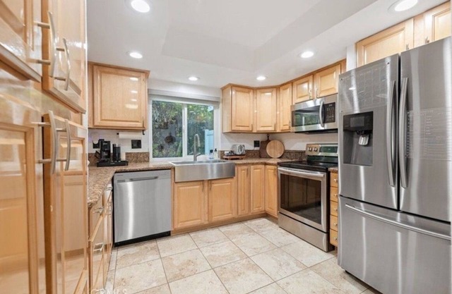 Charming 2-bedroom condo in peaceful Lake Forest, 1414ft, Good location