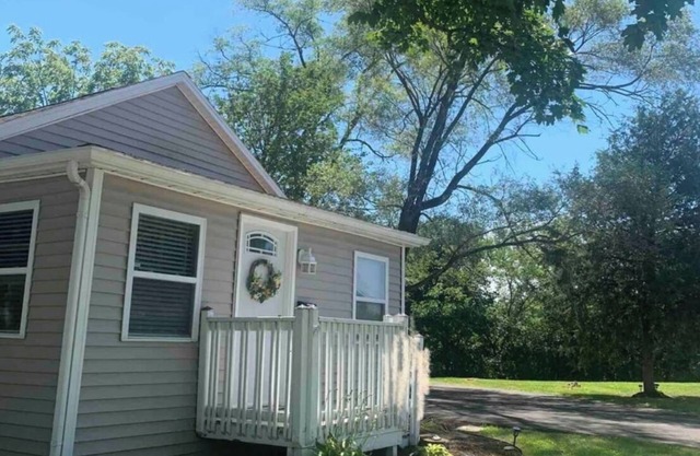 Charming 2-bedroom cottage in lovely Lake Geneva with WiFi, AC