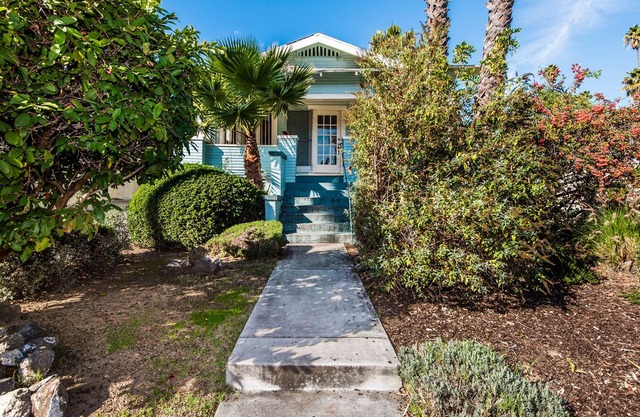 Charming 2 Bedroom Bungalow in Trendy Silver Lake