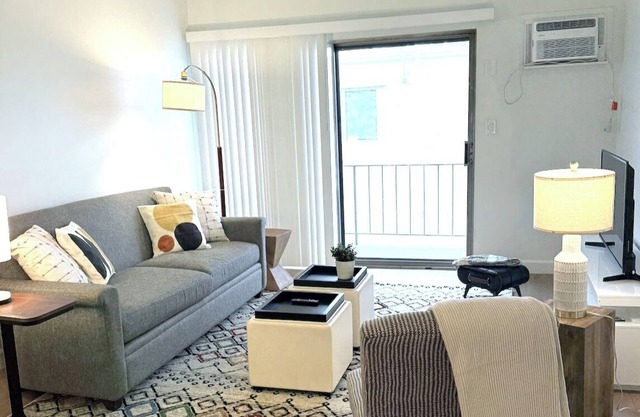 Charming 2-bedroom apartment with WiFi, AC in lovely Los Angeles