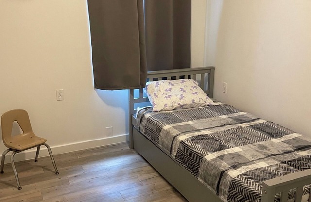 Charming 2-bedroom apartment in fabulous Marble Hill with AC