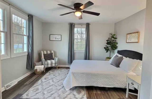 Charming 2 Bedroom Cottage in Beautiful Martinsville!