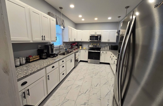 Charming 2-bedroom bungalow with WiFi and AC in serene Mount Carmel