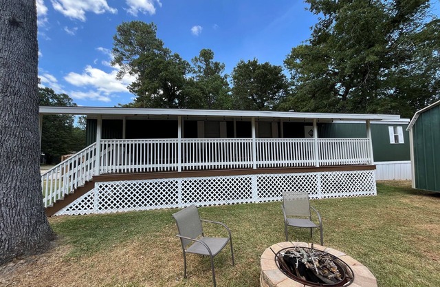 Charming 2-bedroom 2-bath cabin in Point Blank with lake access