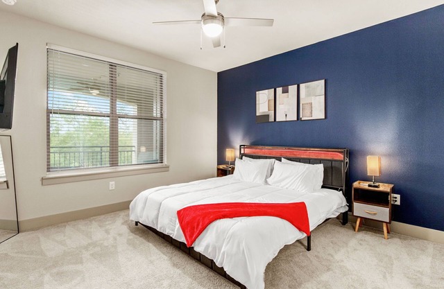 Charming 2-bedroom Sophisticated Luxury Condo: Pool, Parking, Balcony