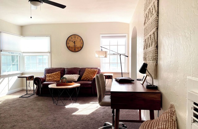 Charming 2-bedroom Apt with WFH Desk + Free Parking
