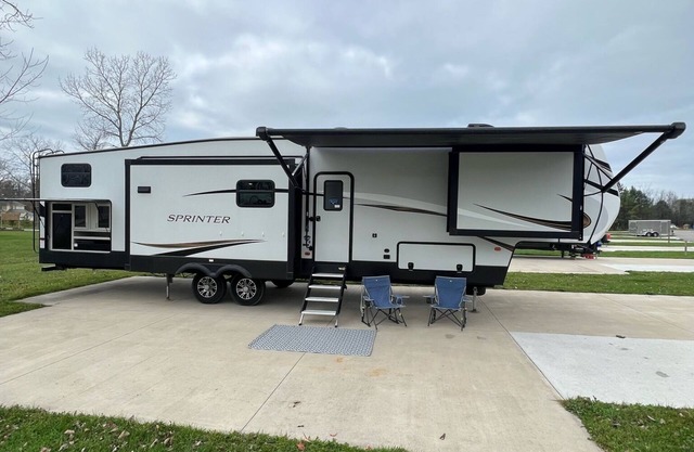 Charming 2-bedroom RV in terrific South Haven with WiFi, AC