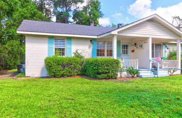 Charming 2-bedroom cottage in Historic Downtown Summerville