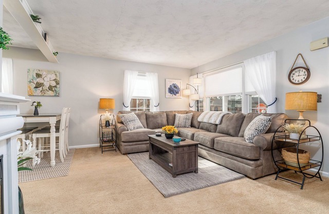 Charming 2-bedroom bungalow, pet friendly, King bed in Wonderful Terre Haute
