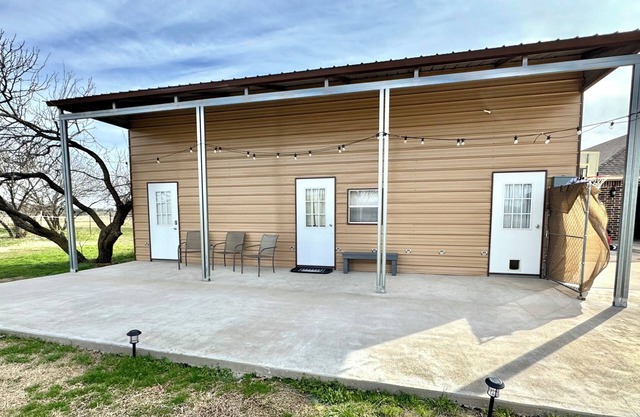 Charming 2-bedroom farmhouse/barndo in Weatherford with WiFi and AC