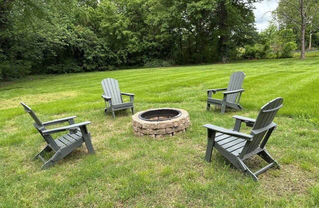 Charming 2-bedroom house on 1+ acres in West Paducah with Patio, Firepit & Wifi
