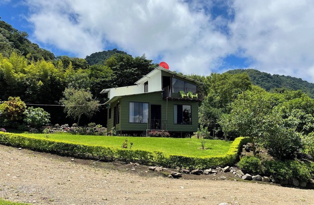 Charming 2-bedroom villa surrounded by nature in phenomenal Monteverde with WiFi