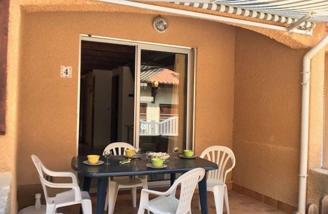 Charming 2-Bedroom Villa with Terrace, Parking, 600m from Beach, Sleeps 5 - La Franqui