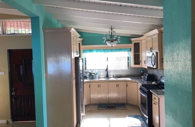 Charming 2-bedroom house in tranquil Upper Villa with AC