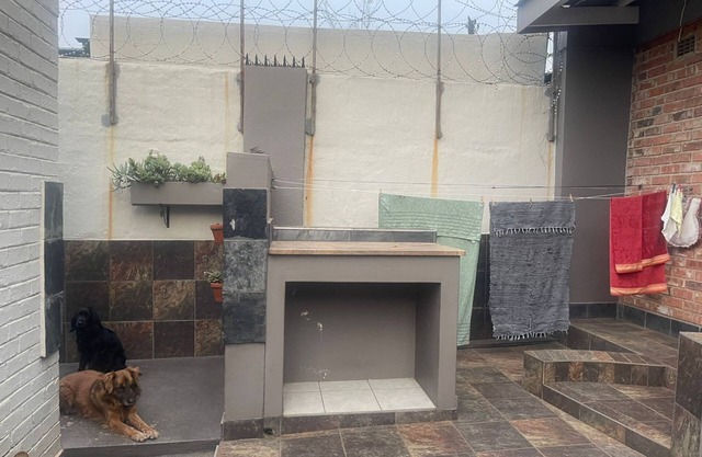 Charming 2-bedroom house with fitness room and AC in lovely Johannesburg