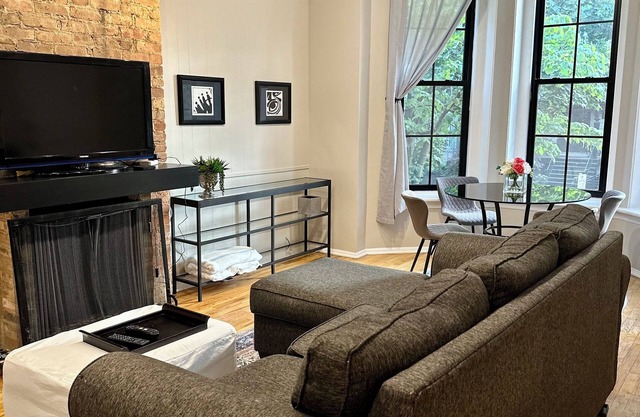 Charming 2 BR apartment near Lincoln Park zoo in historic building