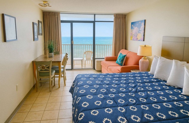 Charming 2-br oceanfront condo with fitness room, fabulous water facilities MB
