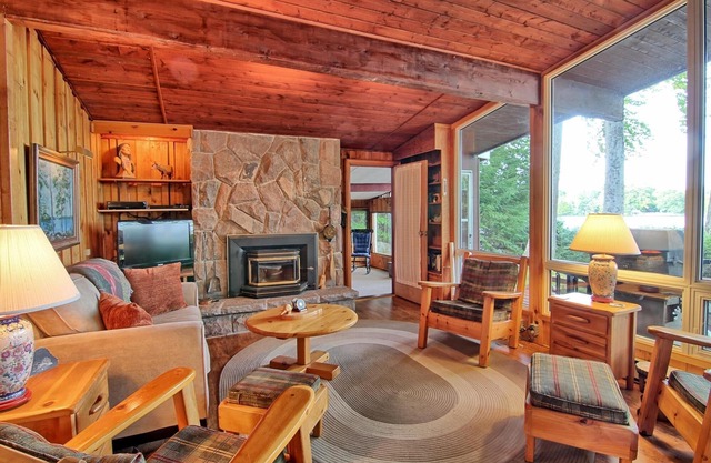 Charming 2 brdm cottage, 2 bdrm Guest House. Boathouse Deck! 5 min Bala!