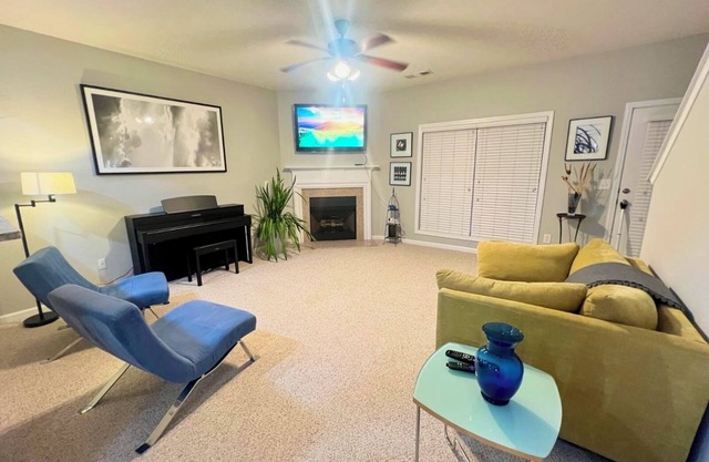 Charming 2-Master Bedroom Townhome with Piano & Free Parking, 5mins to Downtown!
