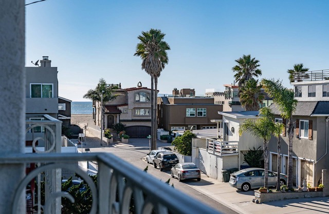 Charming 2 story 2,400 square feet, 4 Bedroom Beach Villa Silver Strand Beach