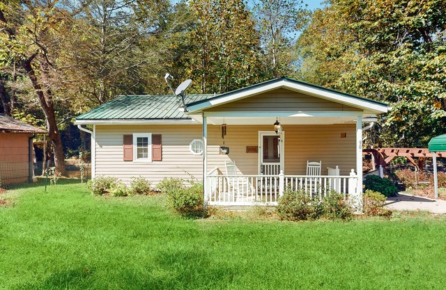 Charming 2BR Bungalow with stunning views and gas grill