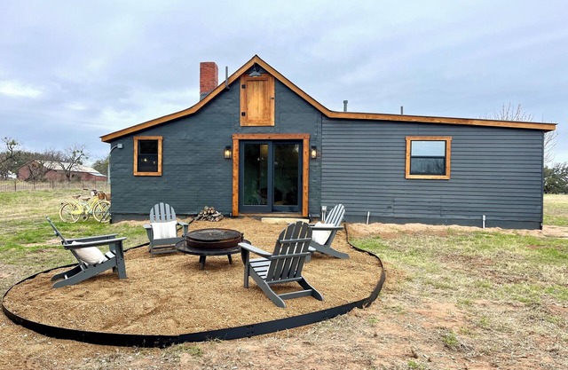 Charming 2BR Bunkhouse in the heart of the Texas Hill Country!