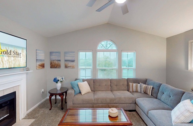 Charming 2BR Condo w/Private Balcony in Gulf Shores, Pool, Hot Tub, Near Ball Tournament Field