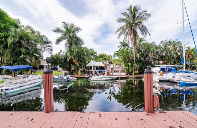 Charming 2BR Waterfront House with Kayaks
