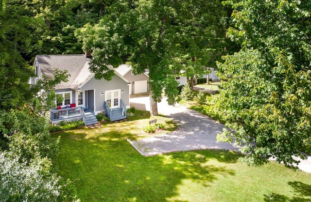 Charming 3/2 Bungalow: Bay Views & access, Minutes to town Tart tail, Beaches