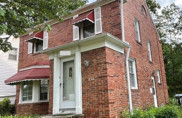 Charming 3 bed/2 bath whole house with 1.0 GB WiFi, TV in LR and each bedroom