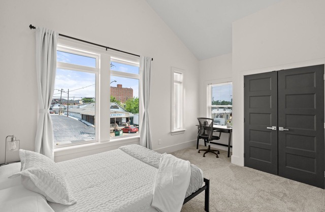 Charming 3 bed, 2.5 bath new construction with king, queen beds