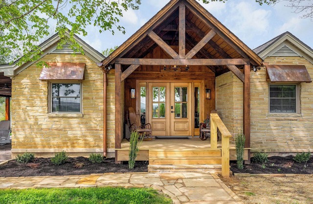 Charming 3-bed 3-bath, country cottage, fully renovated, on the edge of town.