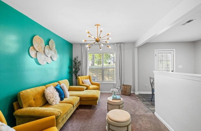 Charming 3 bed, 3 bath townhouse 10 min from CLT Airport and Uptown Charlotte!