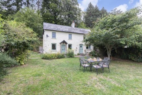 Charming 3-Bed Cottage by the River Usk