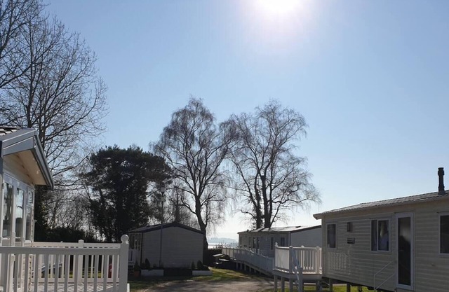 Charming 3-Bed Holiday Home in Poole, Rockley Park