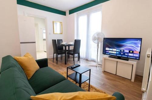 Charming 3 Bed House with Garden