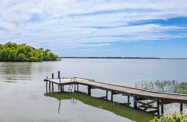 Charming 3-bedroom, gorgeous Lake Front, Fishing Dock, Fire Pit, Kayak & more