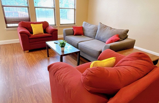 Charming 3-bedroom house in Grand Prairie with WiFi and AC