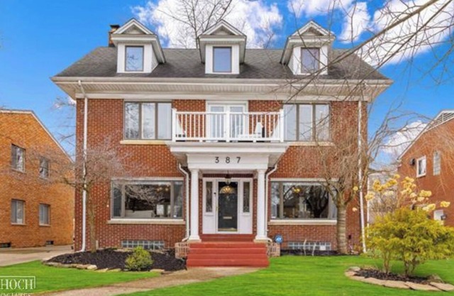 Charming 3-bedroom 3.5 bath house in desirable Grosse Pointe, MI