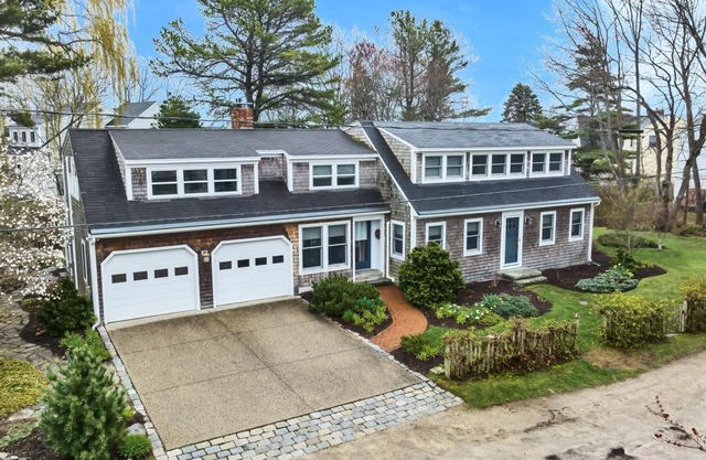 Charming 3-Bedroom Coastal Retreat with Partial Paddy Creek Views