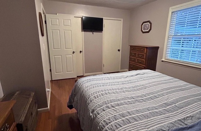 Charming 3-bedroom house in Mountain City beautiful big coy pond in backyard