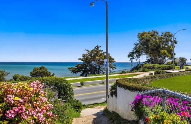 Charming 3-Bedroom vacation home - a 3 minute walk to the Beach, Park, & Harbor