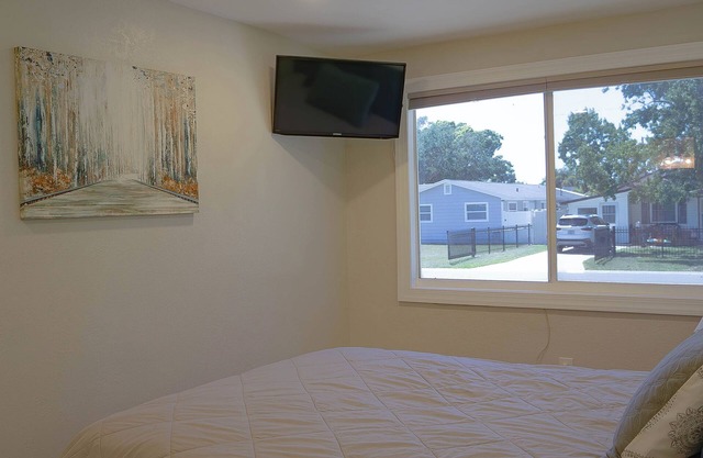 Charming 3-bedroom house with WiFi, AC in brilliant St. Petersburg