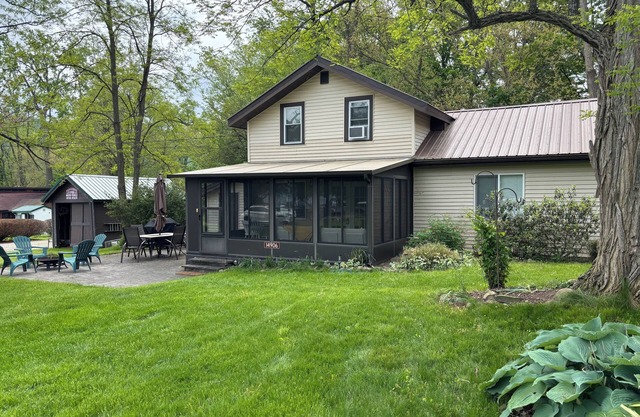 Charming 3 bedroom, 1.5 bathroom cottage;WiFi, AC, steps to the water, dock slip