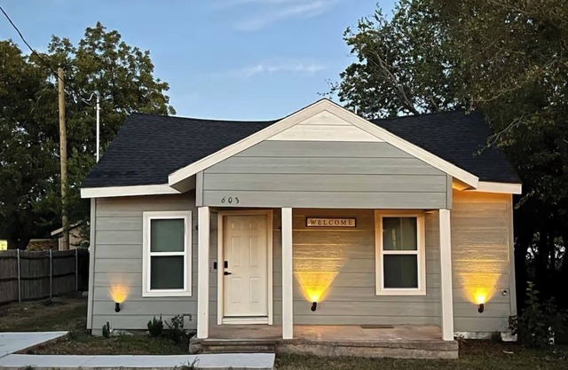 Charming 3-bedroom 2 bathroom house in Terrell with WiFi and AC