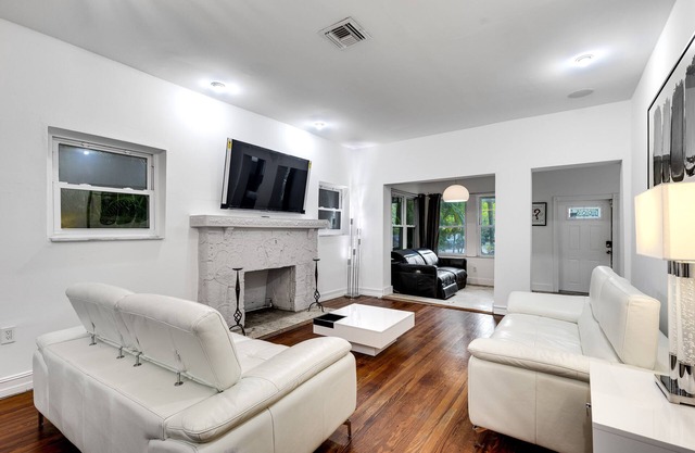 Charming 3 bedroom/2 bathroom Home in Best Location in Miami, Parking, Hot tub
